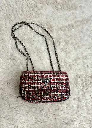 Sac à main mini bandoulière guess en tweed en très bon état noire rouge blanc crème, brand: GUESS, condizioni: Ottime, €20.00, €21.70 include la Protezione acquisti