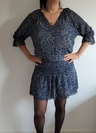 Robe légère mi-longue Ba&sh bleu marine à motifs fleuri taille 34 XS, merk: Ba&sh, staat: Heel goed, maat: XS / 34 / 6, € 25,00, € 26,95 inclusief Kopersbescherming