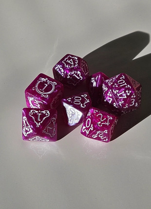 Set de dados D&D - dragón fucsia, marca: D&D, estado: Novo sem etiquetas, €7.00, €8.05 inclui Proteção do Comprador