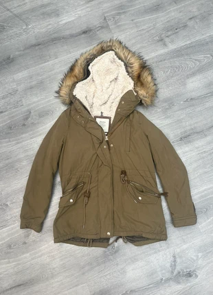 Parka caqui Bershka Premium Outerwear mujer talla M – abrigo invierno borreguito, marca: Bershka, estado: Muy bueno, tamaño: M / 38 / 10, 6,00 €, 7,00 € Protección al comprador incluida