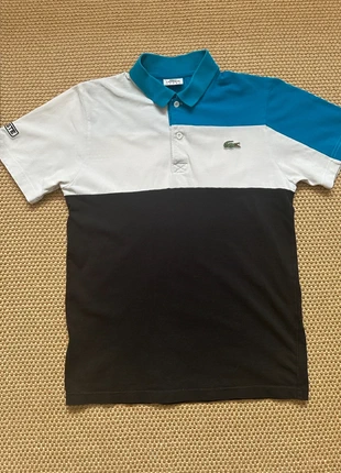 Polo Lacoste – Taille S – Color-block bleu/blanc/noir – Patch manche – Style premium, marque: Lacoste, état: Très bon état, taille: S, 19,99 €, 21,69 € Protection acheteurs (Pro) incluse