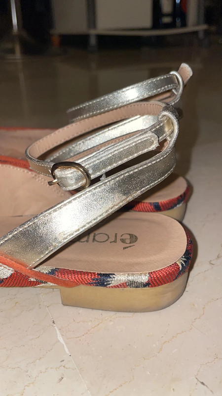 Sandales argentées eram sales