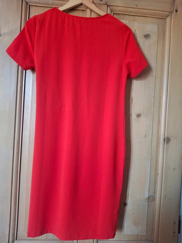 Robe rouge avec effet drapé sur le devant