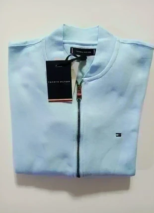 Gilet zippé Tommy Hilfiger 1985 – Bleu ciel – Taille L – Col Baseball – Neuf & Authentique, merk: Tommy Hilfiger, staat: Nieuw met prijskaartje, maat: L, € 45,00, € 47,95 inclusief Kopersbescherming Pro