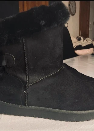 Bottes noires fourrées avec noeud satiné en très bon état Taille 39🖤, zustand: Neu, größe: 39, 12,00 €, 13,30 € inklusive Vinted-Käuferschutz