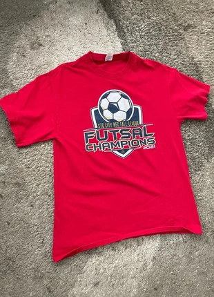 Magnifique t-shirt USA vintage rouge box logo avant football annees 2020’, marke: Vintage Dressing, zustand: Sehr gut, größe: M, 9,00 €, 10,15 € inklusive Vinted-Käuferschutz