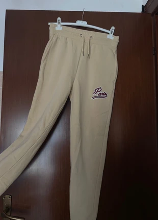 Tuta Alcott beige con scritte rosse, marca: Alcott, estado: Novo sem etiquetas, tamanho: S / 36 / 8, €7.00, €8.05 inclui Proteção do Comprador