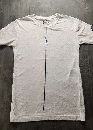 T-shirt Nike blanc logo Swoosh bleu ligne centrale, taille L, marke: Nike, zustand: Sehr gut, größe: L, 8,00 €, 9,10 € inklusive Vinted-Käuferschutz