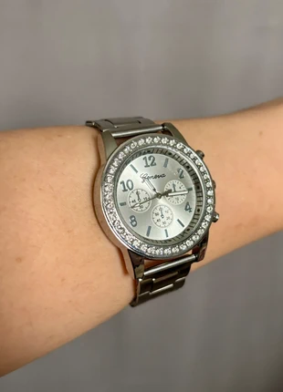 Montre stylé argenté, état: Très bon état, taille: Taille unique, 6,00 €, 7,00 € Protection acheteurs incluse