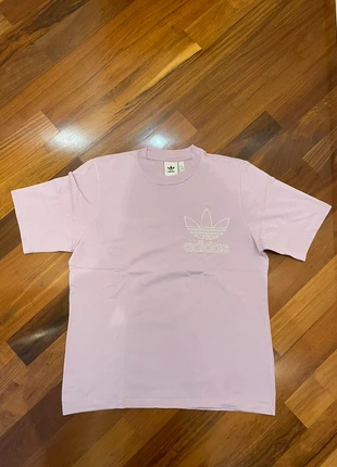 T-Shirt Vintage Adidas Lilla, brand: Vintage Dressing, condizioni: Nuovo senza cartellino, taglia: M, €20.00, €21.70 include la Protezione acquisti