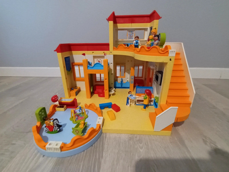 Garderie playmobil +crèche +une centaine d accessoires - Playmobil