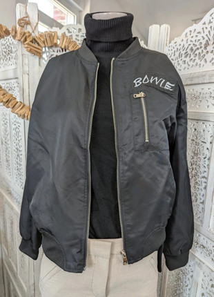 Blouson bomber noir femme Jolifly Taille XL Détails brodés "Bowie" et "L’Aveugle", marque: Jolifly, état: Très bon état, taille: XL / 42 / 14, 29,99 €, 32,19 € Protection acheteurs (Pro) incluse