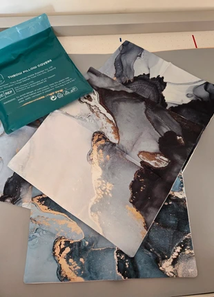 Lot de 4 housses de coussin marbrure, merk: shang hai, staat: Nieuw met prijskaartje, € 7,00, € 8,05 inclusief Kopersbescherming