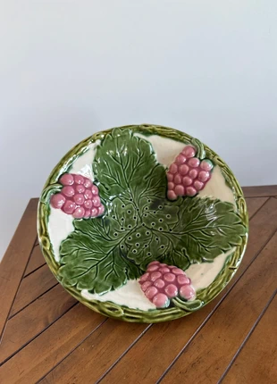 Plat égouttoir en barbotine vintage - fruit raisin - bon état, zustand: Sehr gut, 17,00 €, 18,55 € inklusive Vinted-Käuferschutz