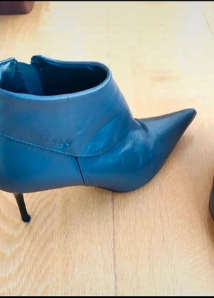 Botines de punta y  tacón fino de piel genuina Retro vintage 90s. Color gris, marca: Mustang, estado: Muy bueno, tamaño: 38, 90,00 €, 95,20 € Protección al comprador incluida