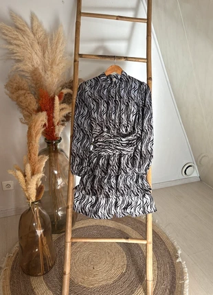 Robe à volants motif zébré taille S Retro & icone, marke: Retro & Icone, zustand: Sehr gut, größe: S / 36 / 8, 25,00 €, 26,95 € beinhaltet Vinted-Käuferschutz Pro