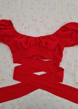 Top corto rosso con maniche a sbuffo e lacci in vita, marke: OOTD, zustand: Sehr gut, größe: S / 36 / 8, 4,00 €, 4,90 € inklusive Vinted-Käuferschutz