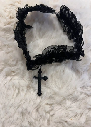 Black choker with a cross, merk: Alternative, staat: Nieuw zonder prijskaartje, € 6,00, € 7,00 inclusief Kopersbescherming