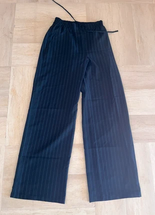 Pinstripe Wide-Leg Trousers – Minimal Chic, marke: ASOS, zustand: Sehr gut, größe: XS / 34 / 6, 5,00 €, 5,95 € inklusive Vinted-Käuferschutz
