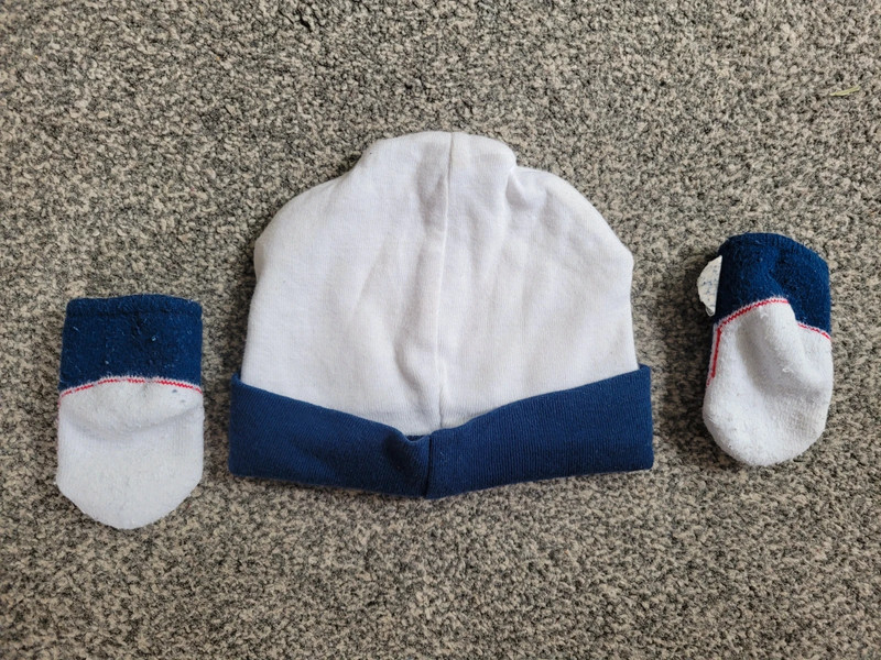 Converse 0-6 months hat and set -