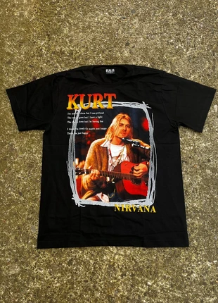 nirvana kurt cobain vintage 90‘s t-shirt, marke: band tee, zustand: Sehr gut, größe: L, 20,00 €, 21,70 € inklusive Vinted-Käuferschutz