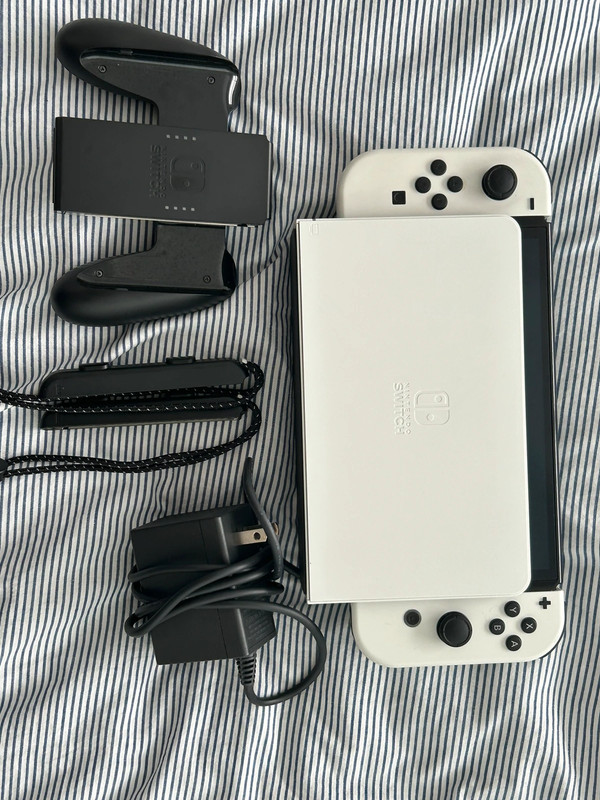 Nitendo Switch OLED White 4