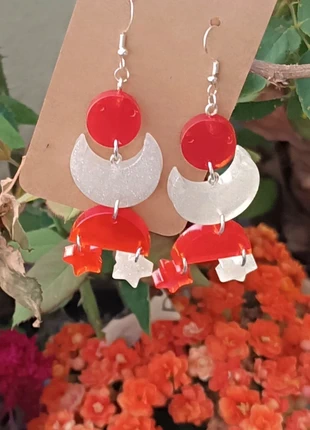 Pendientes de resina con diseño de luna y estrellas, estado: Muy bueno, 7,00 €, 8,05 € Protección al comprador incluida