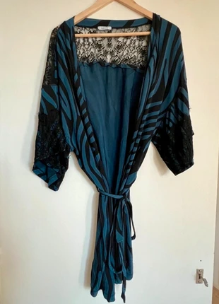 Ganni Zebra Kimono Robe with Lace Trim – S, merk: Ganni, staat: Heel goed, maat: S / 36 / 8, € 25,00, € 26,95 inclusief Kopersbescherming