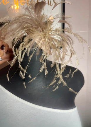 Tan feather fascinator, brand: custom made, condition: Very good, size: M, £18.00, £19.60 includes Buyer Protection