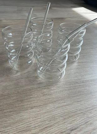 Vier bandvormige drinkglazen met rietjes, merk: merkloos, staat: Nieuw zonder prijskaartje, € 19,85, € 21,54 inclusief Kopersbescherming