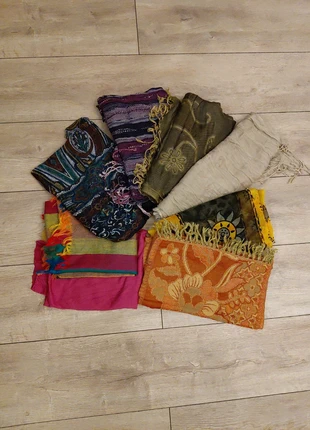 Verschillende soorten sjaals 8 stuks, merk: Outfit, staat: Nieuw zonder prijskaartje, € 9,95, € 11,15 inclusief Kopersbescherming