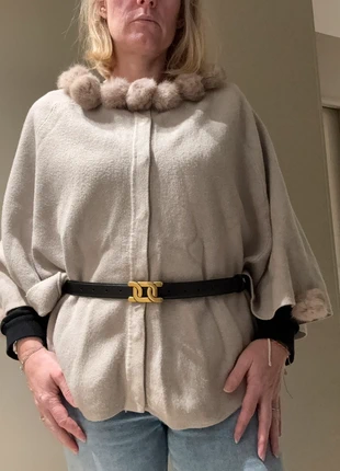 Cape beige pompon fourrure amovible, merk: JUST WOMAN, staat: Nieuw zonder prijskaartje, maat: Universele maat, € 14,00, € 15,40 inclusief Kopersbescherming