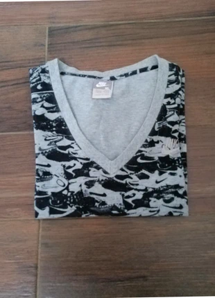 T-Shirt Nike col V gris et noir taille XL, marque: Nike, état: Très bon état, taille: XL, 9,90 €, 11,10 € Protection acheteurs incluse