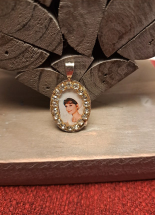 Pendentif strass résine Audrey hepburn, zustand: Sehr gut, 6,50 €, 7,53 € inklusive Vinted-Käuferschutz