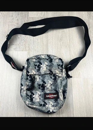 Sac bandoulière Eastpak The One camouflage tête de mort gris/noir unisexe, marque: Eastpak, état: Très bon état, 7,00 €, 8,05 € Protection acheteurs incluse