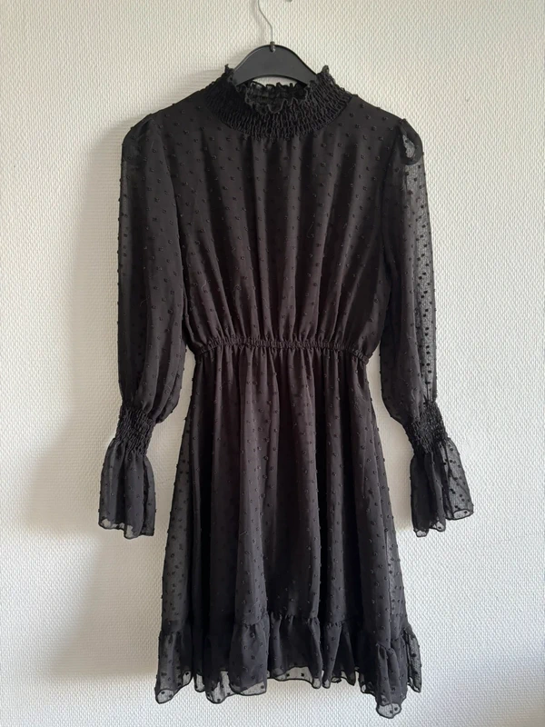 Robe à pois noire