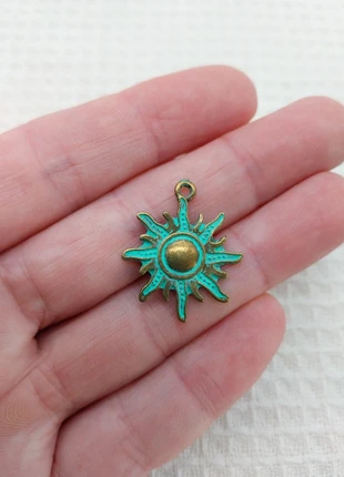 Pendentif soleil bronze patiné, création bijoux DIY A0757, marque: Création bijoux Syllikan, état: Très bon état, 2,00 €, 2,80 € Protection acheteurs (Pro) incluse