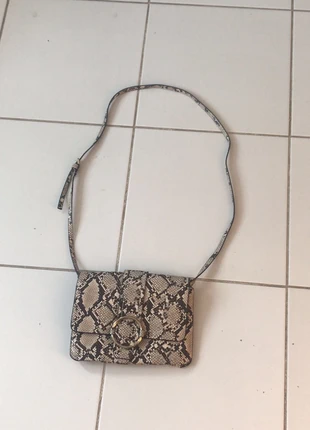 Petit sac motifs python Mango, marca: Mango, estado: Muy bueno, 2,00 €, 2,80 € Protección al comprador incluida