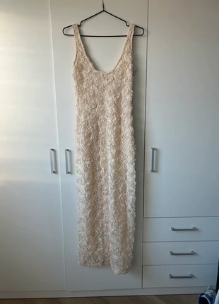 Crèmekleurige maxi jurk met 3D rozen Maat S, état: Neuf sans étiquette, taille: S / 36 / 8, 15,00 €, 16,45 € Protection acheteurs incluse