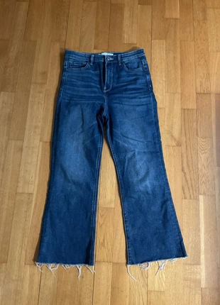 Vaqueros azul oscuro estilo flare con bajo deshilachado Stradivarius, marque: Stradivarius, état: Neuf sans étiquette, taille: L / 40 / 12, 10,00 €, 11,20 € Protection acheteurs incluse