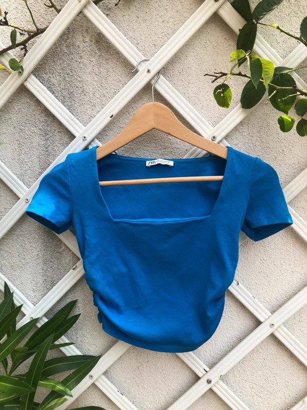 Tee shirt crop top col carré bleu 3