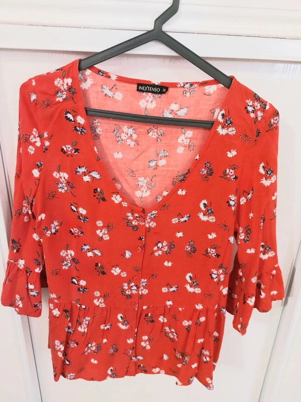 Chemise rouge avec des fleurs 1