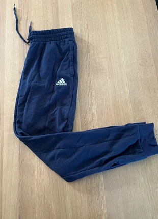 Bas de survêtement femme Adidas bleu marine taille S, marke: adidas, zustand: Zufriedenstellend, größe: S / 36 / 8, 15,00 €, 16,45 € inklusive Vinted-Käuferschutz