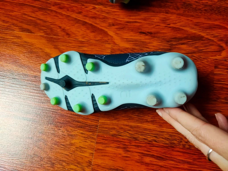 Chaussure de foot garçon taille 28 - photo numéro 4