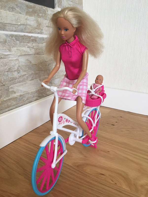 Barbie et bébé en promenade