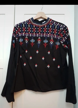 Blouse brodée noire et rouge ethnique, marque: Pimkie, état: Très bon état, taille: S / 36 / 8, 9,00 €, 10,15 € Protection acheteurs incluse