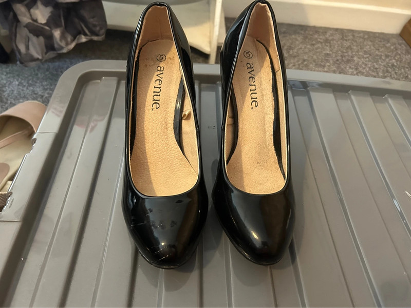 Black patent pumps round toe on sale