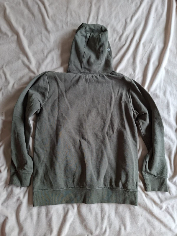 sweat garçon à capuche, écriture sur le devant kaki, taille 12 ans, marque Gémo, en très bon état - photo numéro 3