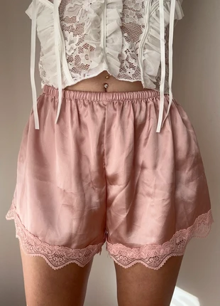 Pink satin shorts with lace, marca: COQUETTE, estado: Nuevo sin etiquetas, tamaño: XS / 34 / 6, 18,00 €, 19,60 € Protección al comprador incluida