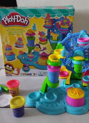 Jeu de pâte a modeler carousel en très bon état 3 ans, marque: Play Doh, état: Très bon état, taille: 3 ans / 98 cm, 9,00 €, 10,15 € Protection acheteurs incluse
